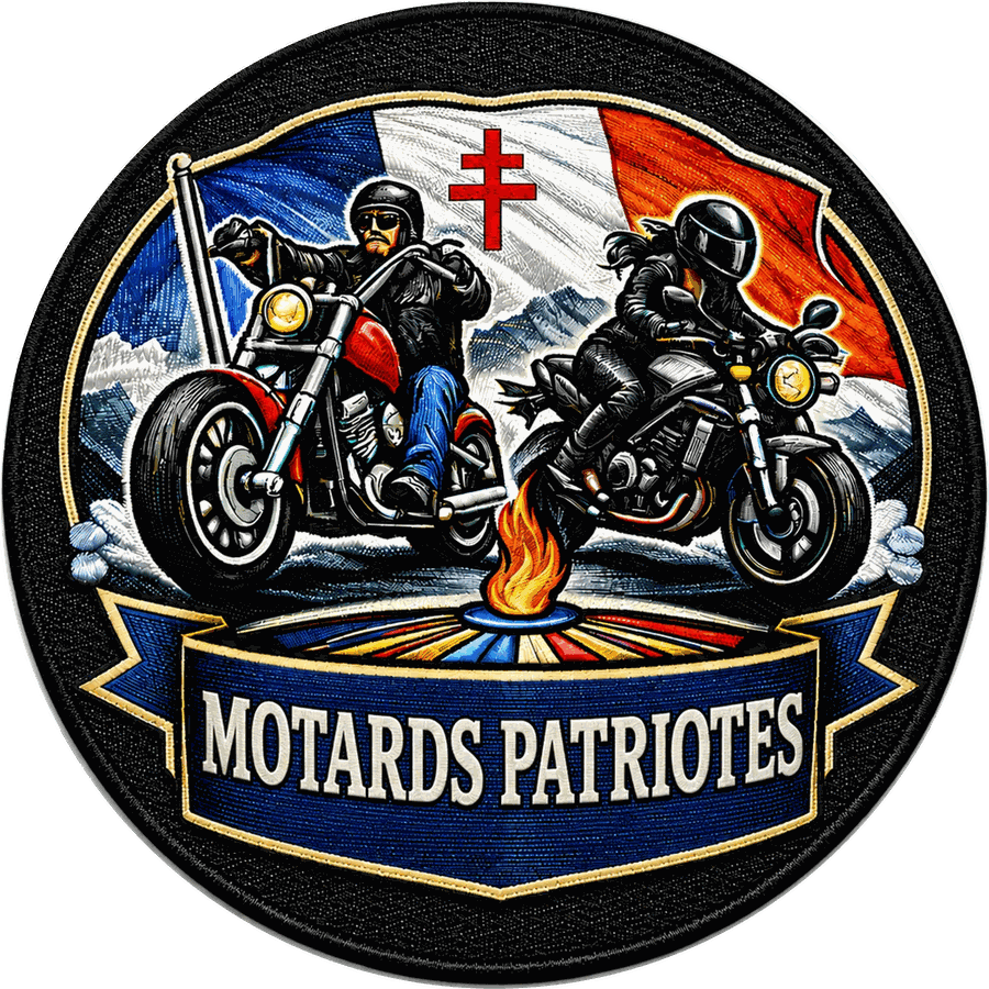 Écusson des Motards Patriotes : deux motards devant le drapeau
              français frappé de la croix de Lorraine, sur un bandeau bleu portant le nom du groupe.